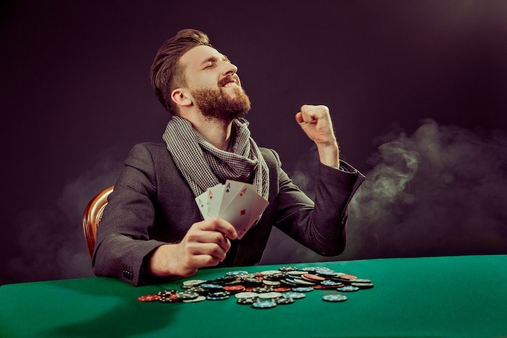 Kartu-kartu Three Card Poker dengan kombinasi pemenang ditampilkan